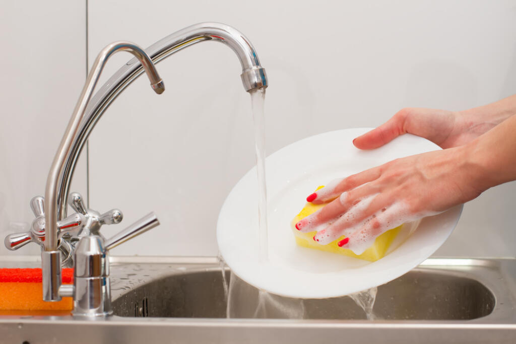 Housewife,With,Nice,Manicure,Washes,Dishes