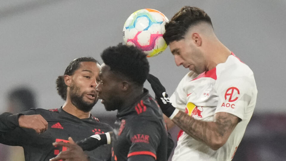 WA 37 Lipsko - Futbalista Lipska Dominik Szoboszlai (vpravo) a hráč Bayernu Alphonso Davies v hlavičkovom súboji počas zápasu 16. kola nemeckej Bundesligy RB Lipsko - Bayern Mníchov v Lipsku v piatok 20. januára 2023. FOTO TASR/AP
Leipzig's Dominik Szoboszlai, right, goes for the header with Bayern's Alphonso Davies during the German Bundesliga soccer match between RB Leipzig and FC Bayern Munich at the Red Bull Arena in Leipzig, Germany, Jan. 20, 2023. (AP Photo/Matthias Schrader)