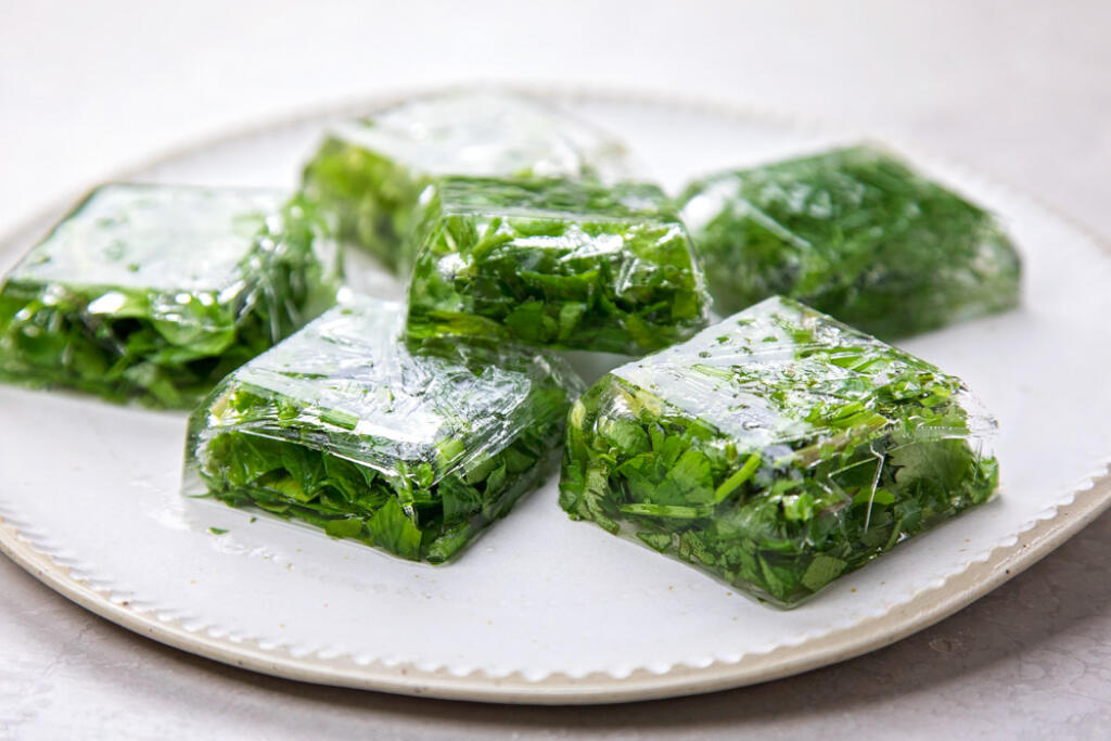 Pesto kocky. Hodí sa do každého ročného obdobia a jedla. Zmrazte pesto s trochou olivového oleja. Takéto ľadové pesto kocky môžete ľahko hodiť na panvicu spolu s kuracím mäsom, rybami alebo zeleninou. Dodajú jedlu ohromnú chuť.