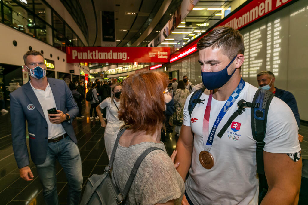 Takto vyzeral príchod bronzového štvorkajaku z olympiády v Tokiu.