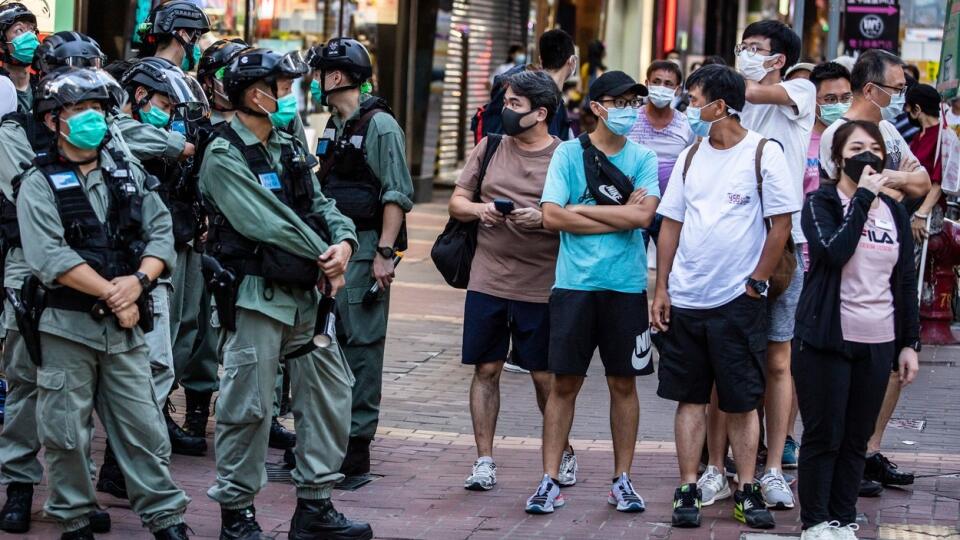 Tichý protest v Hongkongu sa zmenil na búrlivú demonštráciu, pri ktorej skončilo v rukách polície 53 ľudí.