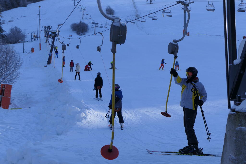 Na snímke lyžiari v lyžiarskom stredisku Vrátna Malá Fatra v nedeľu 18. decembra 2022. FOTO TASR - Erika Ďurčová