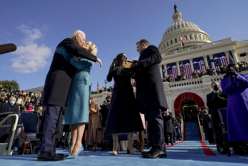Americký prezident Joe Biden (vľavo) bozkáva svoju manželku Jill Bidenovú a za nimi stoja ich deti, syn Hunter Biden a dcéra Ashley Bidenová.