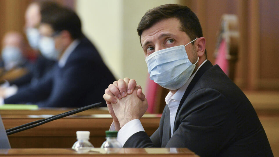 WA 33 archív Kyjev - Na archívnej snímke z 31. marca 2020 ukrajinský prezident Volodymyr Zelenskyj s ochranným rúškom počas mimoriadnej parlamentnej schôdze v Kyjeve. Ukrajinský prezident Volodymyr Zelenskyj mal pozitívny výsledok testu na nový koronavírus. Podľa agentúry Ukrinform to v pondelok 9. novembra 2020 oznámil na sociálnej sieti Facebook. FOTO TASR/AP
FILE - In this file photo dated Tuesday, March 31, 2020, Ukrainian President Volodymyr Zelenskiy wears a face mask to protect against