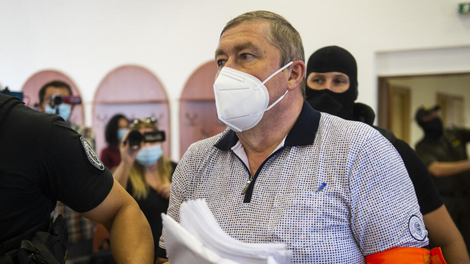 Na snímke bývalý špeciálny prokurátor Dušan K. v sprievode príslušníkov Zväzu väzenskej a justičnej stráže (ZVJS) počas hlavného pojednávania na Špecializovanom trestnom súde (ŠTS) v Pezinku 7. júla 2021. FOTO TASR - Jakub Kotian