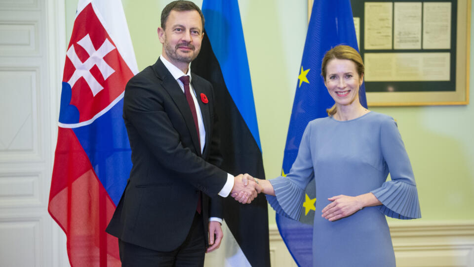 Na snímke zľava slovenský premiér Eduard Heger (OĽaNO) a estónska premiérka Kaja Kallasová počas prijatia 11. novembra 2022 v Talline. FOTO TASR – Jakub Kotian