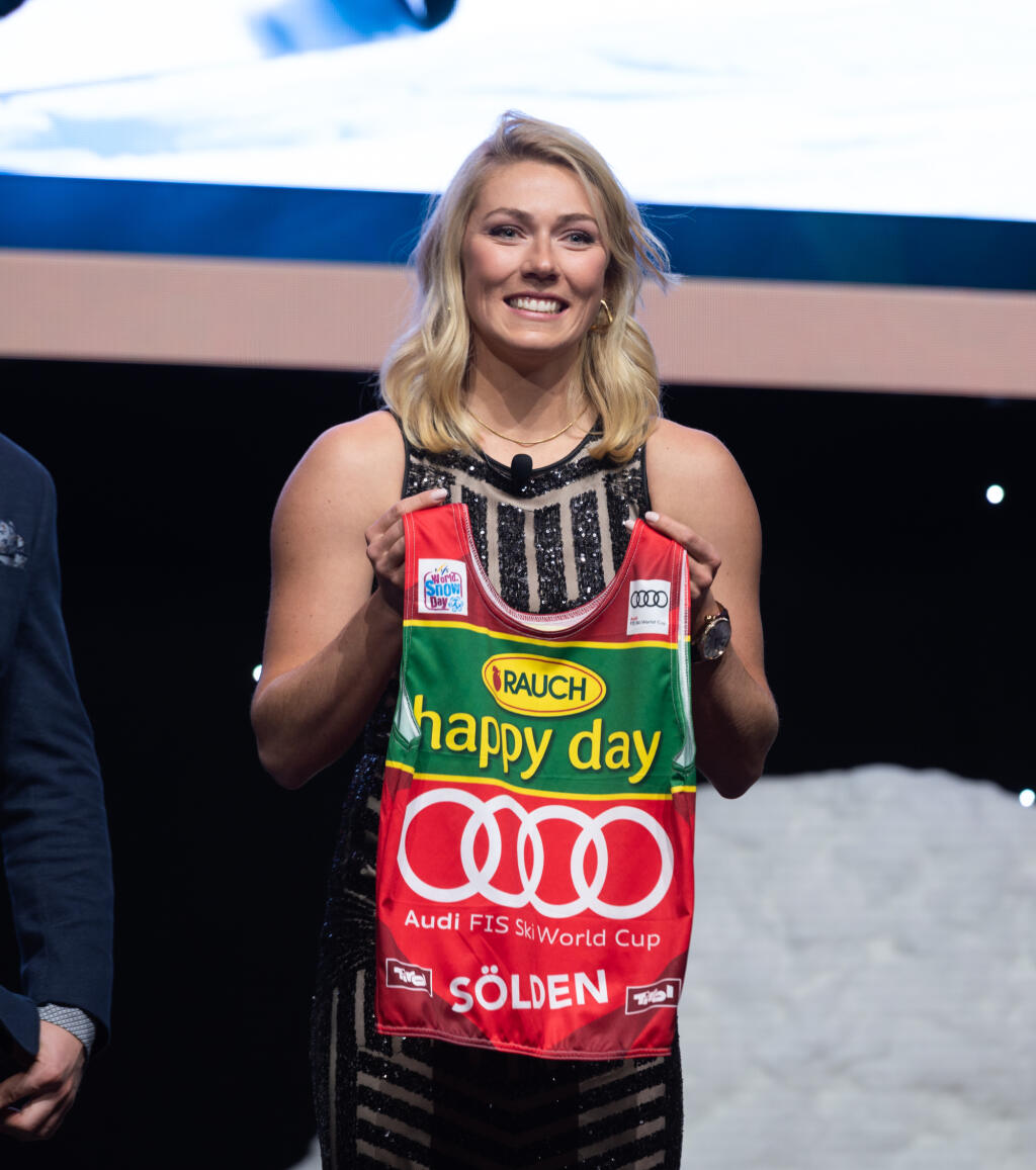 Na galavečer venovaný podpore amerického lyžovania priniesla Shiffrinová červený dres zo Söldenu, za ktorý jej fanúšik zaplatil vo večernej dražbe 17 000 eur.