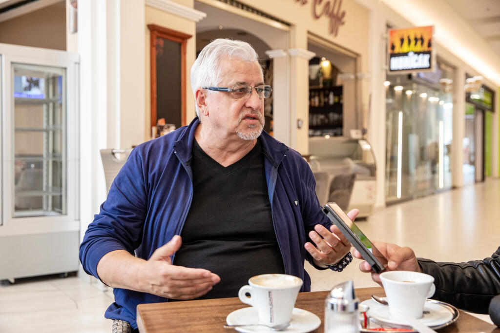 Na snímke je Vincent Lukáč slovenská hokejová legenda počas rozhovoru v Bratislave.