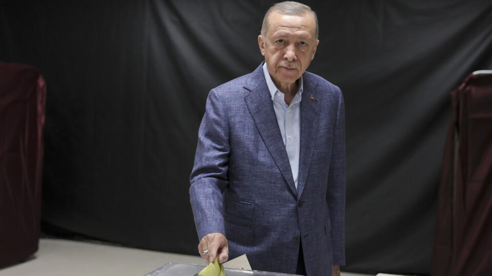 Prezident Erdogan hlasuje počas parlamentných a prezidentských volieb v Turecku 14. mája 2023 v Ankare.