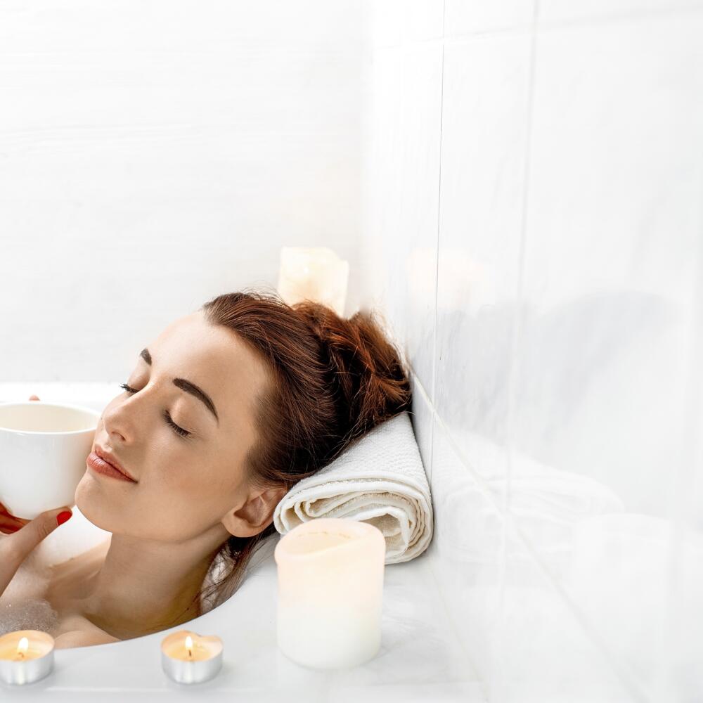 Popíjanie bylinkového čaju umocní pocit relaxu.