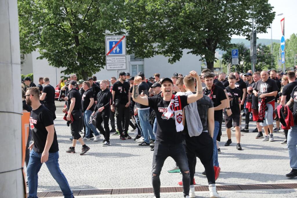Finále Slovnaft Cupu medzi Slovanom Bratislava a Spartakom Trnava sprevádzali prísne opatrenia. Takto to vyzeralo v uliciach hlavného mesta pred príchodom fanúšikov Spartaka.