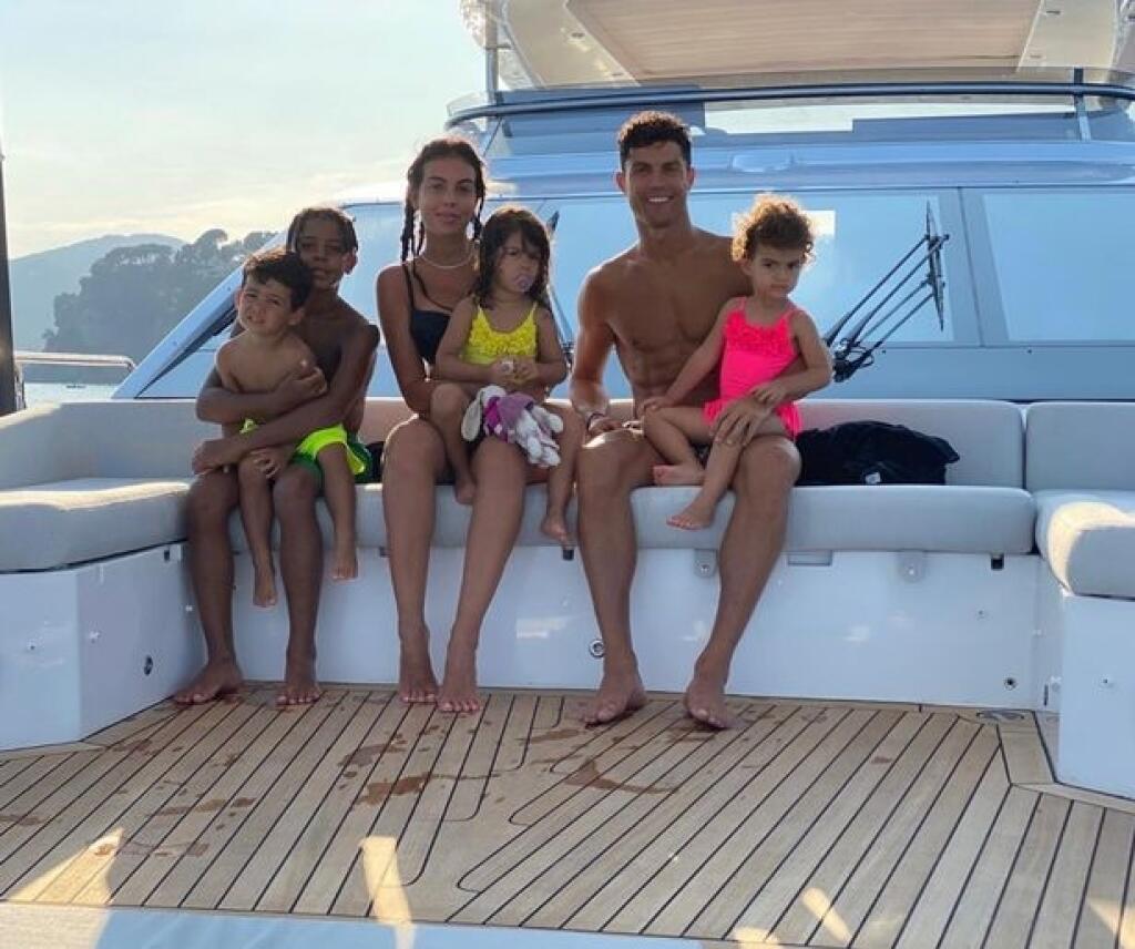 Hviezdny Ronaldo si užíva horúce dni na svojej jachte s rodinkou.