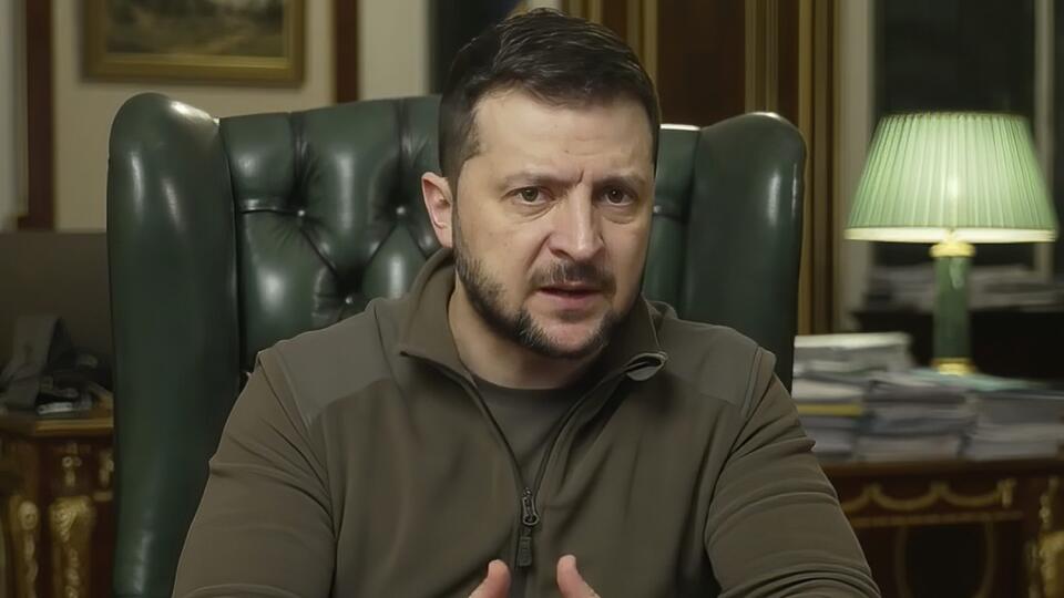 KK1 Kyjev - Na videosnímke ukrajinský prezident Volodymyr Zelenskyj hovorí v Kyjeve 11. apríla 2022. FOTO TASR/AP
In this image from video provided by the Ukrainian Presidential Press Office, Ukrainian President Volodymyr Zelenskyy speaks from Kyiv, Ukraine, Monday, April 11, 2022. (Ukrainian Presidential Press Office via AP)