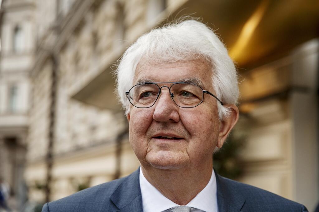 Robert Holzmann.