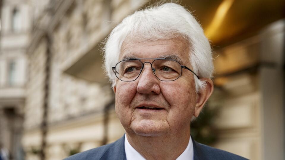Robert Holzmann.