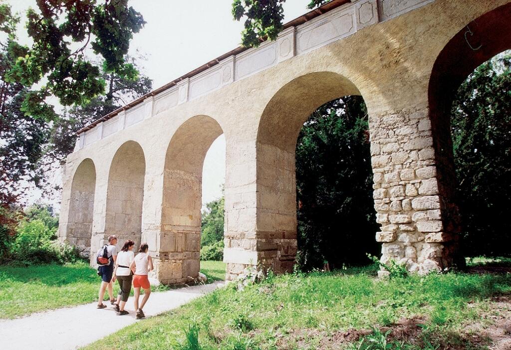 Lednicko-valtický areál, Lednice, európsky park, Rímsky akvadukt
foto : Ján Dzúr
uverejnené Šarm 35/2006
pôvodný súbor:lednice2.eps
