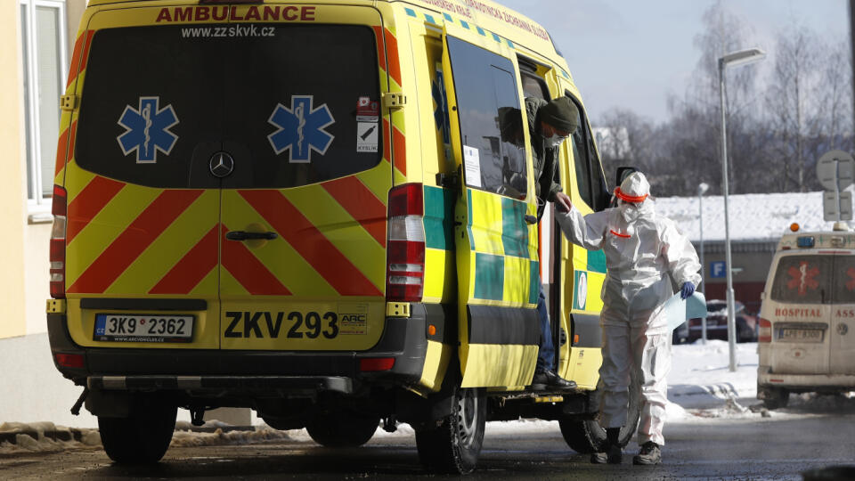 WA 21 Cheb - Záchranári v špeciálnom ochrannom odeve vykladajú zo sanitky pacienta pred nemocnicou v českom meste Cheb v piatok 12. februára 2021. Česká vláda zaviedla v noci na piatok v troch okresoch Cheb, Sokolov a Trutnov sprísnené opatrenia z dôvodu ochrany pred šírením koronavírusu SARS-CoV-2. Česká vláda ľuďom z týchto okresov zakázala vycestovať. Ostatní občania ČR, naopak, nesmú do týchto okresov pricestovať. Uzavreté okresy má každý deň strážiť 580 policajtov na 80 stanovištiach, píš