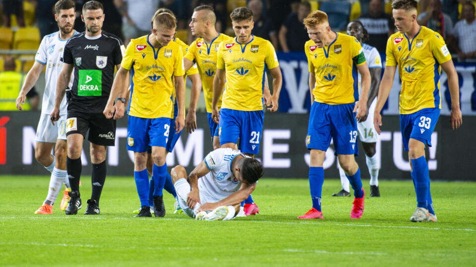 Na snímke hráči DAC Dunajská Streda pokrikujú na zraneného Mohu (Slovan) v zápase 3. kola nadstavbovej časti Fortuna ligy vo futbale v skupine o titul DAC 1904 Dunajská Streda - ŠK Slovan Bratislava 1. júla 2020 v Dunajskej Strede. FOTO TASR – Jakub Kotian