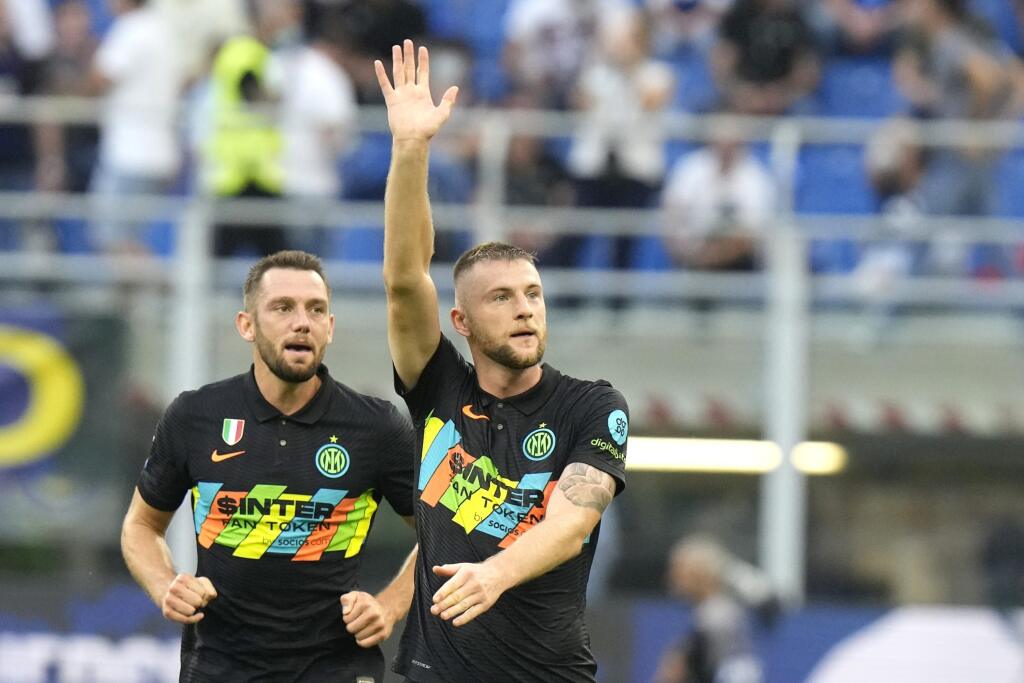 Na snímke vpravo slovenský futbalový reprezentant v drese Interu Miláno Milan Škriniar oslavuje gól a druhý mužstva v zápase 4. kola talianskej Serie A vo futbale Inter Miláno - FC Bologna (6:1) v sobotu 18. septembra 2021.