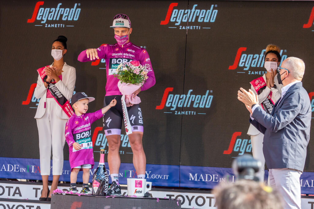 Saganovci po takmer štyroch rokoch urobili výnimku, keď Marlon s mamou Katarínou prišli pozrieť Petra na záver Giro d‘Italia, kde cyklista získal cyklámenový dres. Sagan junior sa okamžite stal stredobodom pozornosti.