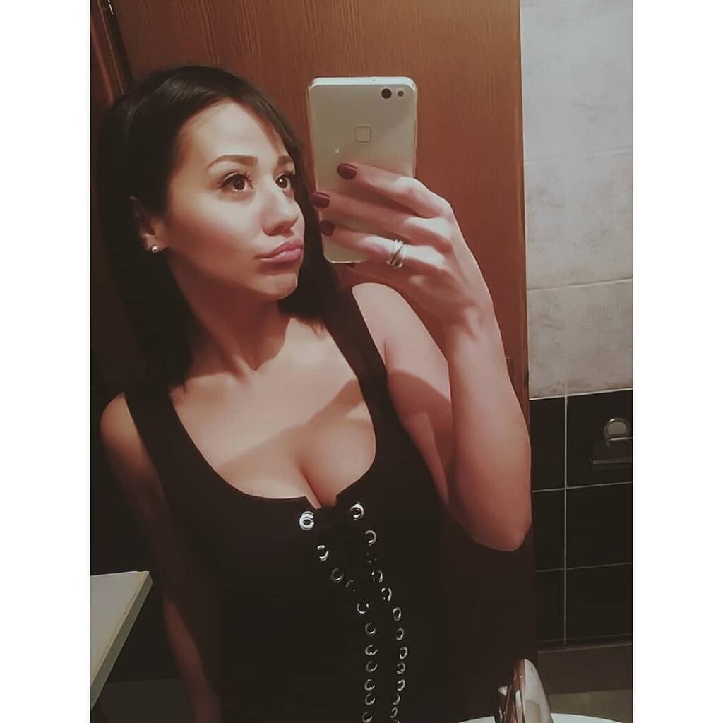 Sexi Ana Staševičová je hlásateľkou aj hovorkyňou futbalového klubu, ale fanúšikovia ju majú radšej bez saka.