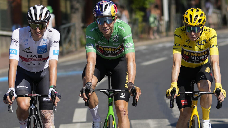 EBE 52 Paríž - Na snímke zľava dánsky cyklista Jonas Vingegaard v žltom drese vedúceho pretekára v celkovom poradí, Belgičan Wout van Aert v zelenom drese najlepšieho šprintéra a Slovinec Tadej Pogačar v bielom drese najlepšieho pretekára do 25 rokov na trati 21 záverečnej etapy pretekov Tour de France z La Défense Areny na Champs-Élysées v Paríži (112 km) v nedeľu 24. júla 2022. FOTO TASR/AP
Denmark's Jonas Vingegaard, wearing the overall leader's yellow jersey and who also has the best climb