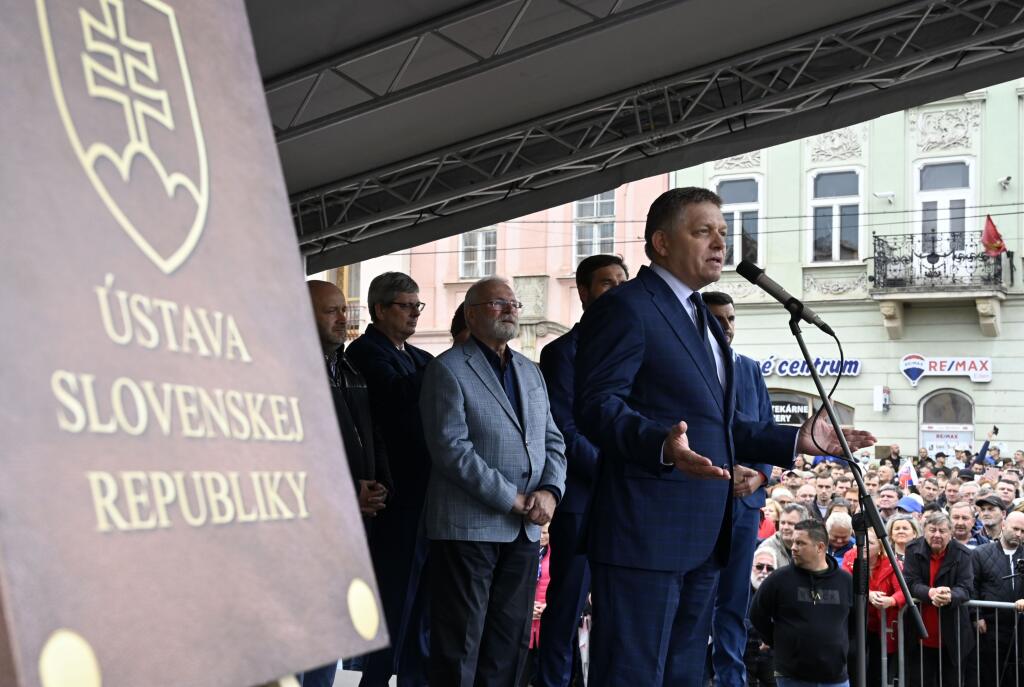 Na snímke vpravo poslanec NRSR Robert Fico (Smer-SD) počas príhovoru na protivládnom proteste na Hlavnej ulici v Košiciach 1. septembra 2021. FOTO TASR- Roman Hanc