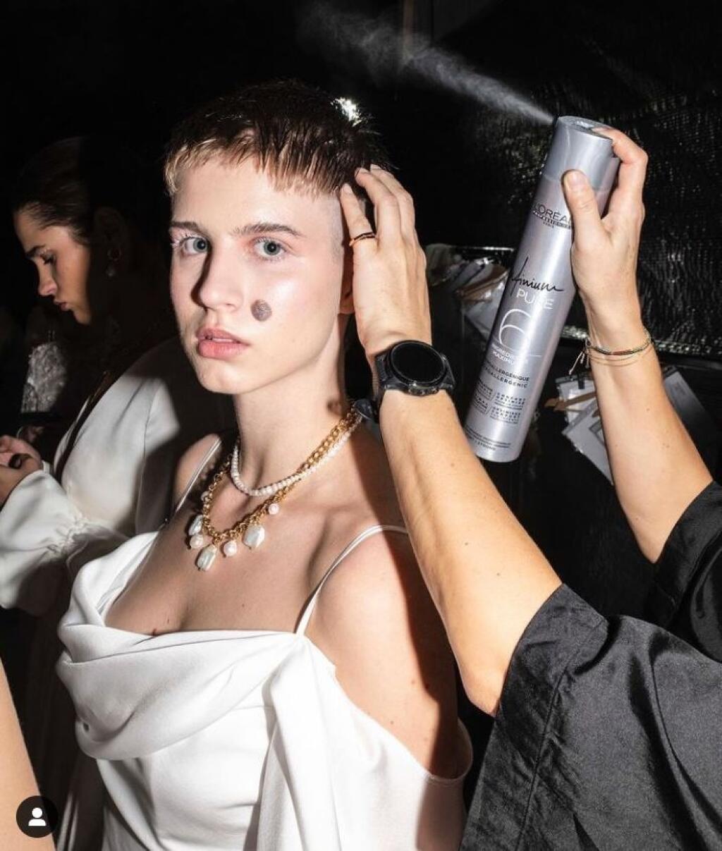 Čaputovej dcéra Emma predvádzala niekoľko modelov, medzi nimi aj svadobné šaty.