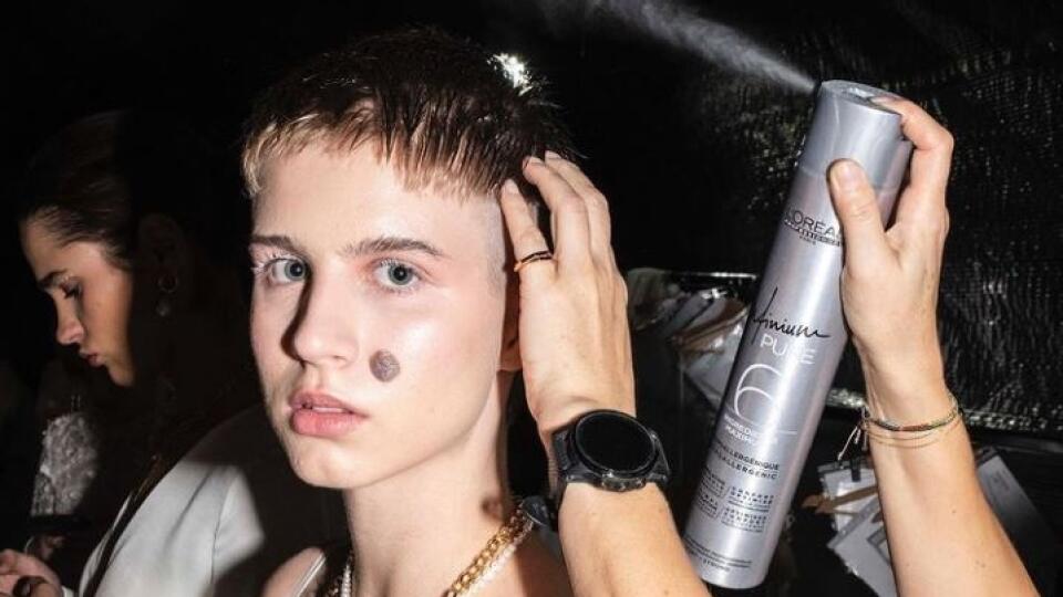 Čaputovej dcéra Emma predvádzala niekoľko modelov, medzi nimi aj svadobné šaty.