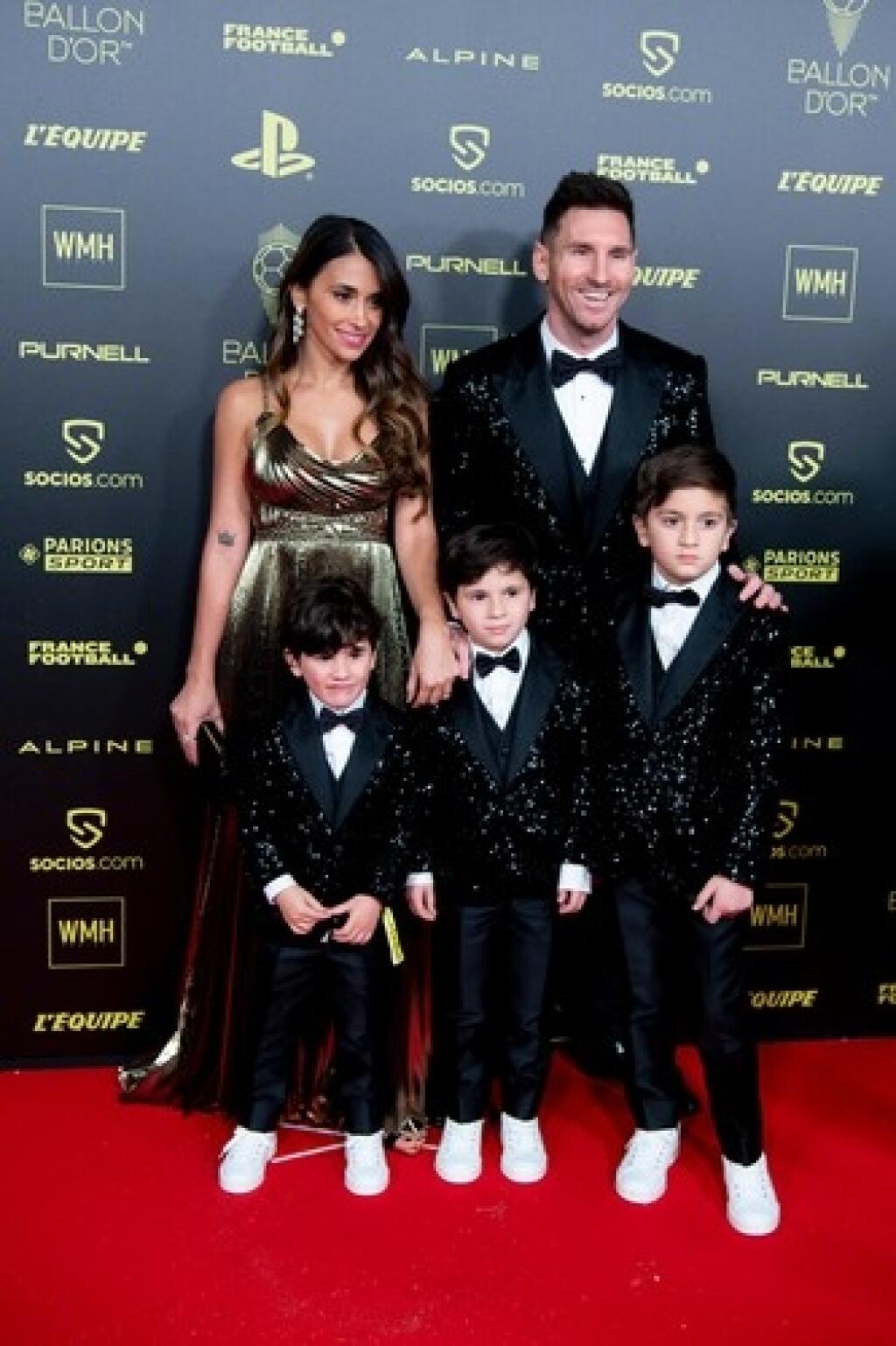 Lionel Messi obliekol synom to isté, čo mal na sebe on. Jeho manželka Antonela zažiarila na galavečere v zlatých šatách.