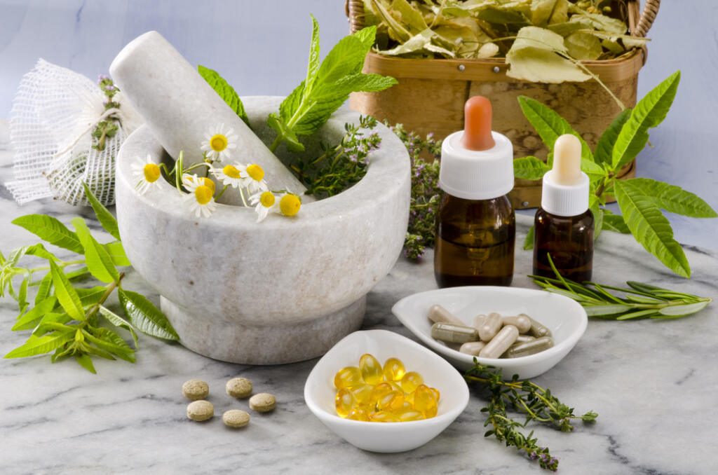4 Užívate voľnopredajné lieky či doplnky výživy
Mnohí sme presvedčení, že bylinkové čaje či rôzne naturálne produkty z lekárne sú bezpečné a prospešné. Nemusí to byť celkom pravda, najmä ak dlhodobo užívate lieky. Doplnky môžu ovplyvniť ich účinnosť, či už zoslabiť, alebo zosilniť, prípadne môžu ešte inak sa vo vašom tele reagovať. Týka sa to napríklad aj prostriedkov na chudnutie, vitamínov a podobne. Užívanie nepredpísaných liečiv skonzultujte určite s vašim lekárom.