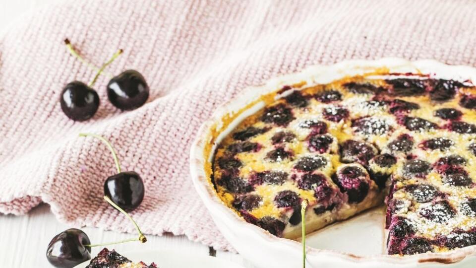 Clafoutis podávame vlažný alebo studený, pokojne aj s kopčekom zmrzliny či šľahačky.
Produkcia a styling: Veronika Kollárová