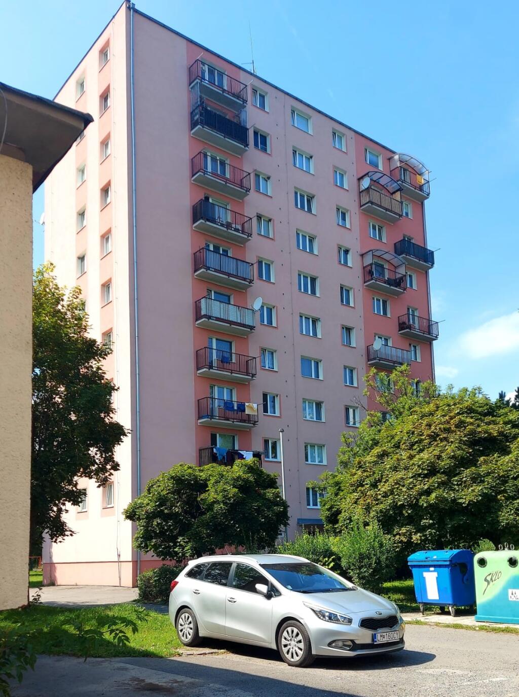 Kajakár Jakub Grigar žije v tomto paneláku v Liptovskom Mikuláši.