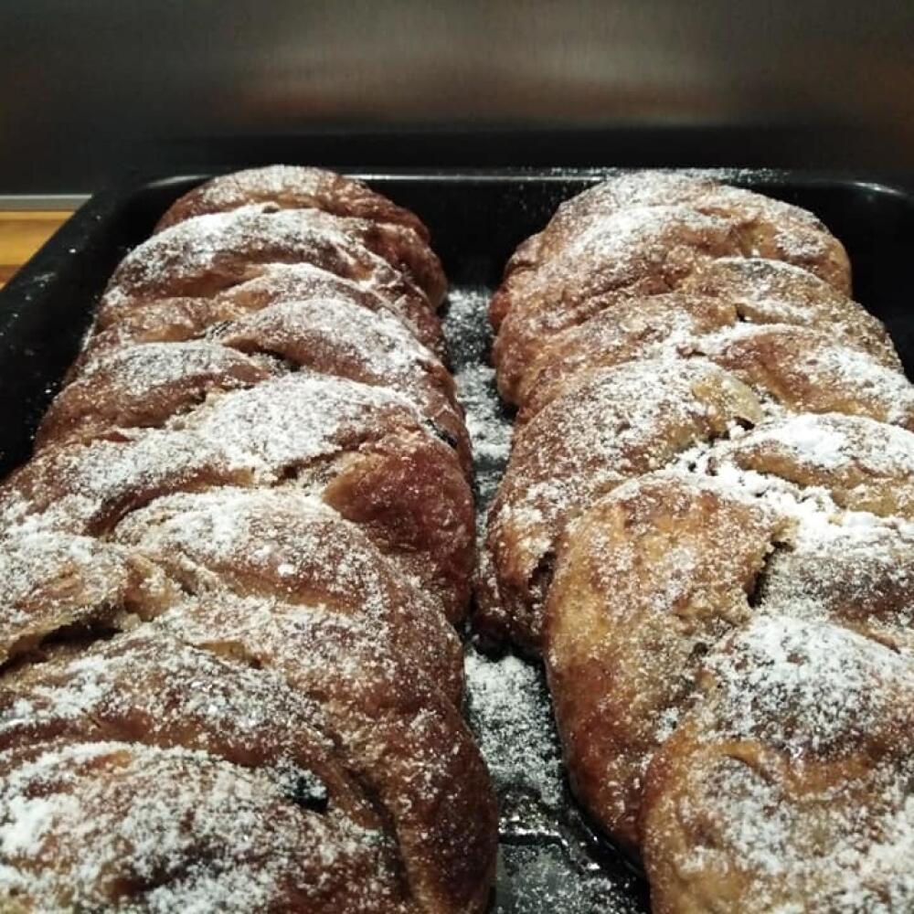 Radostník je náš tradičný, kysnutý, zdobený, neplnený koláč.