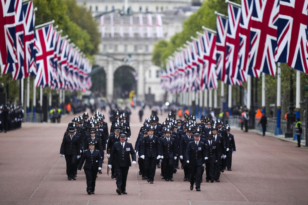 Na snímke policajti pred štátnym pohrebom britskej kráľovnej Alžbety II. v centre Londýna v pondelok 19. septembra 2022. Štátny pohreb panovníčky sa začal vo Westminsterskom opátstve v pondelok o 11.00 h miestneho času (12.00 h SELČ).