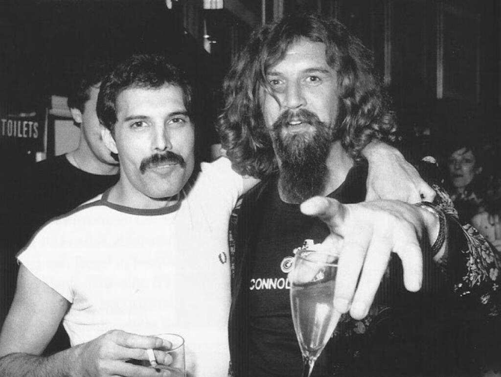 Spevák Queen Freddie Mercury a komik Billy Connolly.