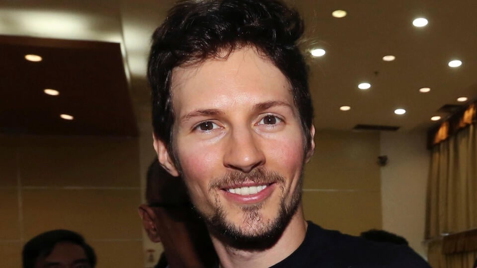 WA 56 archív Jakarta - Na archívnej snímke z 1. augusta 2017 spoluzakladateľ platformy Telegram Pavel Durov sa usmieva v Jakarte. Ruské veľvyslanectvo v Paríži v nedeľu obvinilo francúzske úrady z odmietania spolupráce po zadržaní zakladateľa a generálneho riaditeľa platformy Telegram Pavla Durova. Podnikateľa Durova zadržali francúzske úrady v sobotu na letisku Paríž - Le Bourget v rámci vyšetrovania trestných činov súvisiacich s platformou Telegram. Durov (39) sa narodil v Rusku, no krajinu o