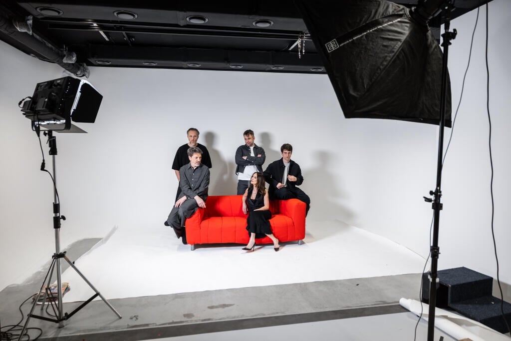 Fotenie hercov v priestoroch televízie JOJ v Bratislave. Na snímke Dávid Uzsák, Marián Miáš, Henrieta Mičkovičová, Marek Majeský a Matúš Kvietik. 