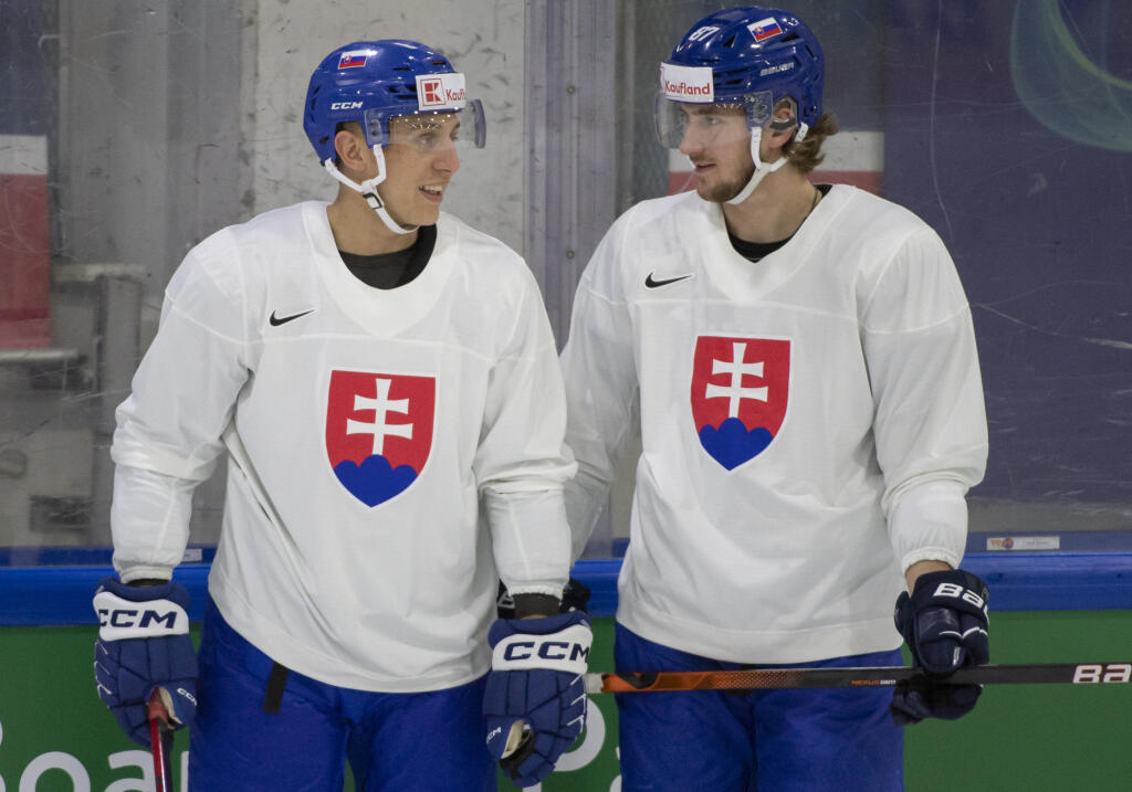 Na snímke slovenskí reprezentanti vľavo Martin Fehérváry a vpravo Pavol Regenda počas tréningu na 85. majstrovstvách sveta v ľadovom hokeji v Helsinkách.