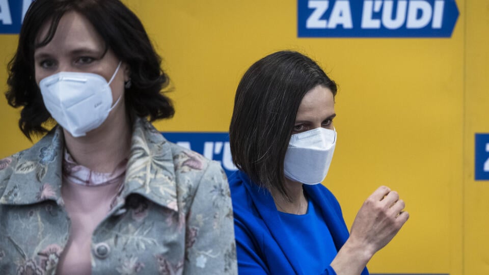 Na snímke zľava podpredsedníčka vlády a ministerka investícií, regionálneho rozvoja a informatizácie SR a predsedníčka Za ľudí Veronika Remišová a ministerka spravodlivosti SR a podpredsedníčka Za ľudí Mária Kolíková počas tlačovej konferencie strany Za ľudí k aktuálnej politickej situácii, kde oznámila svoju demisiu v Bratislave 23. marca 2021. FOTO TASR - Jaroslav Novák