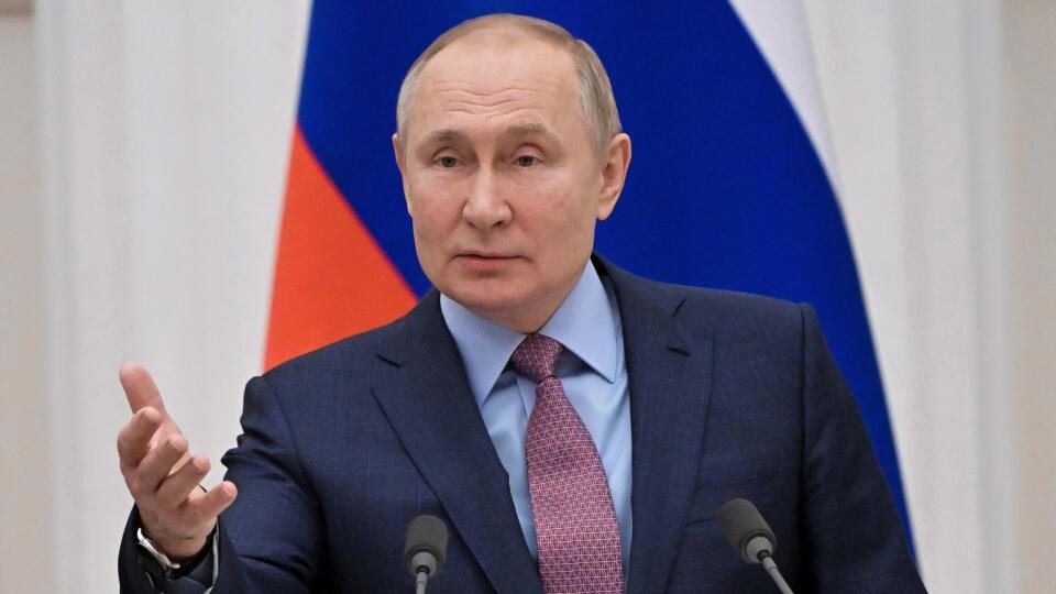 WA 47 Moskva - Ruský prezident Vladimir Putin gestikuluje počas spoločnej tlačovej konferencie s bieloruským prezidentom Alexandrom Lukašenkom (nie je na snímke) v Moskve v piatok 18. februára 2022. FOTO TASR/AP