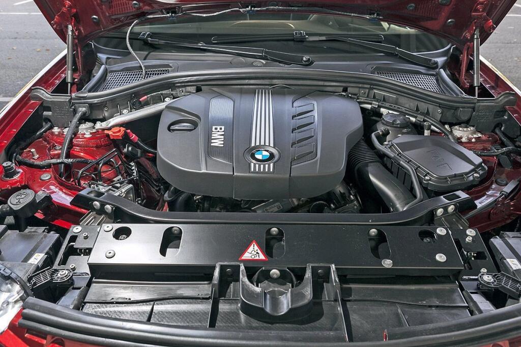 Двигатели бмв х3. BMW x3 f25 мотор. BMW 3 f25 мотор. БМВ х3 ф25 2.0 дизель. BMW x3 f25 моторный отсек.