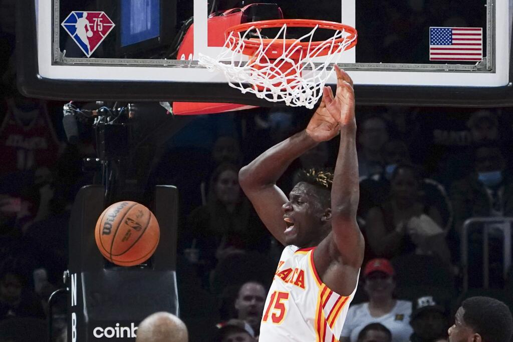 JB 5 Atlanta - Hráč Atlanty Hawks Clint Capela smečuje na kôš proti Phoenixu Suns v basketbalovom zápase zámorskej NBA v Atlante 3. februára 2022. FOTO TASR/AP
Atlanta Hawks center Clint Capela scores during the first half of the team's NBA basketball game against the Phoenix Suns on Thursday, Feb. 3, 2022, in Atlanta. (AP Photo/John Bazemore)
