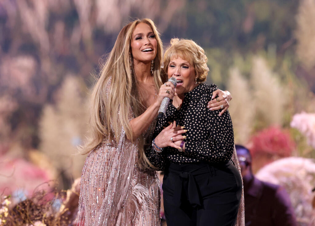 Jennifer Lopez vystúpila na charitatívnej akcii Vax LIVE so svojou maminkou, 75-ročnou Guadalupe Rodrigez.