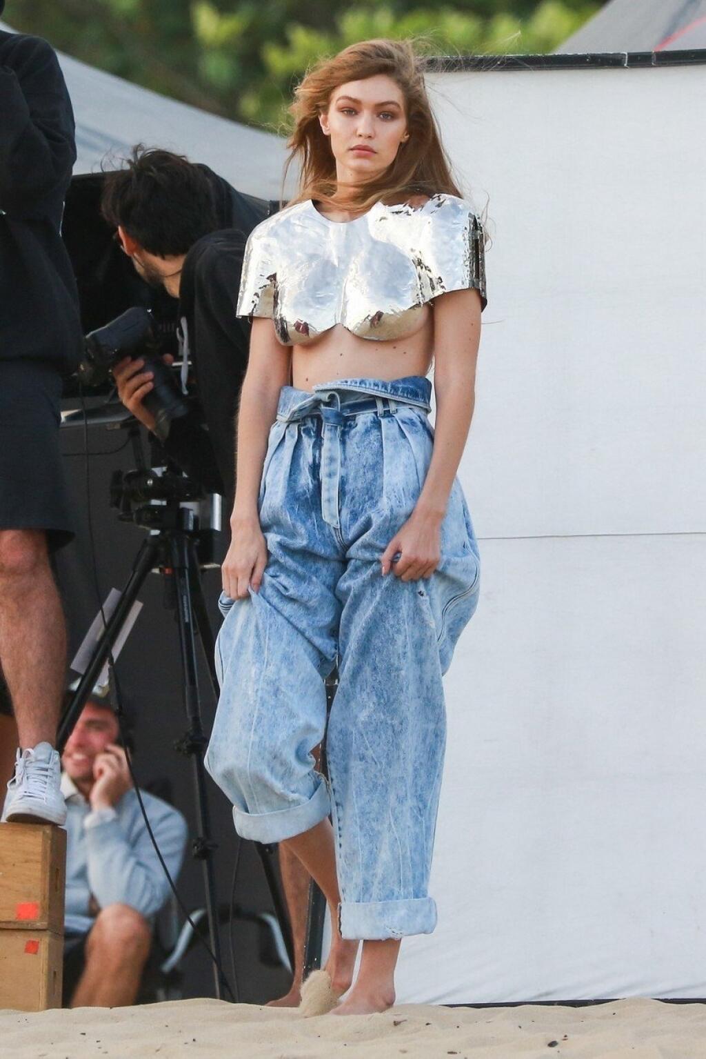 Metalická Gigi Hadid. Tvorcov toho topu asi inšpirovala rozprávka o žene, ktorá nemala byť ani nahá ani oblečená...