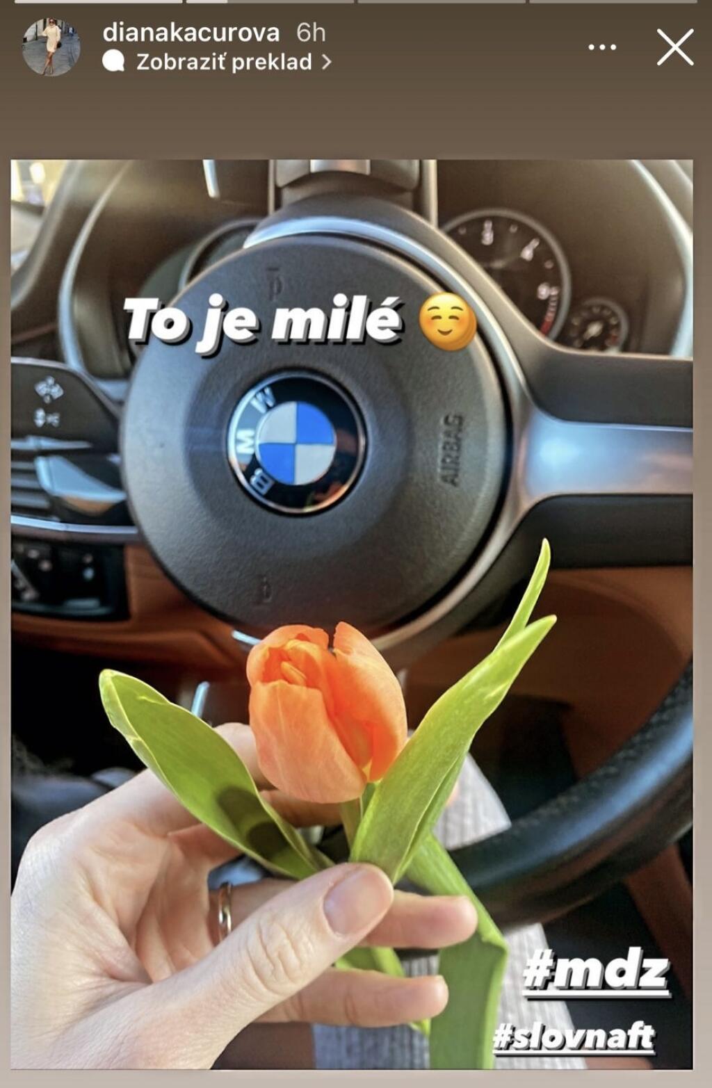 Aj snúbenica Jána Ďuricu sa pochválila kvetmi.