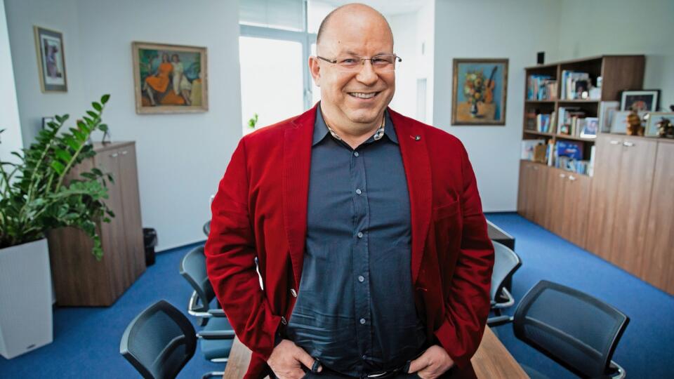 Vo svojej kancelárii: Ako rozhlasák si sem Jaroslav Rezník doniesol kvalitnú audiosústavu.