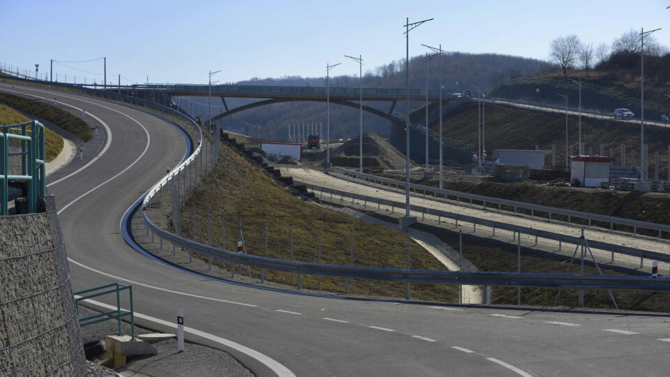 Práce na výstavbe úseku diaľnice D1 Prešov západ – Prešov. Na snímke výstavba od križovatky západ smerom k diaľničnému tunelu. Prešov, 21. februára 2020. FOTO TASR – Milan Kapusta