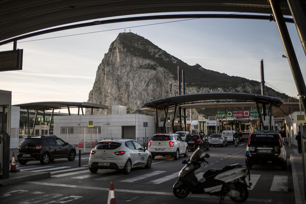 MIK 29 La Línea de la Concepción - Na snímke autá prechádzajú cez hranicu medzi Španielskom a Gibraltárom v meste La Línea de la Concepción 31. januára 2020. Británia v piatok 31. januára o 23.00 h miestneho času (o polnoci SEČ) oficiálne vystúpi z Európskej únie. Zároveň začne plynúť tzv. prechodné obdobie, ktoré bude trvať do konca roka 2020. FOTO TASR/AP
Cars queue to cross the border between Spain and Gibraltar, in La Linea de la Concepcion, Spain, Thursday Jan. 31, 2020. Britain officiall