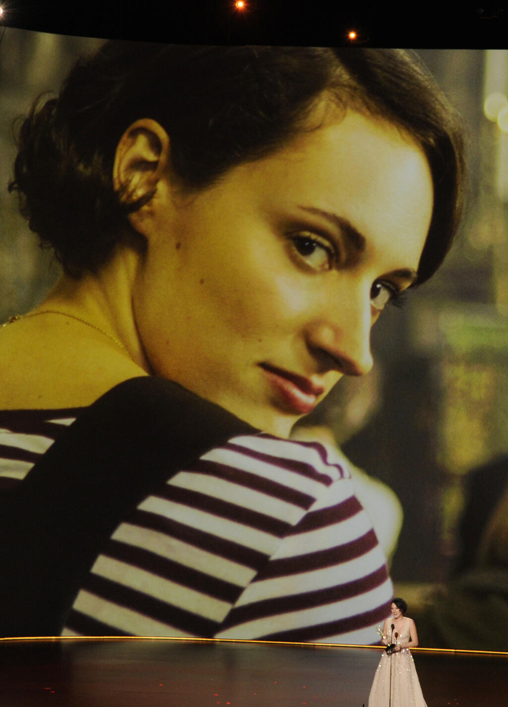 Phoebe Waller-Bridgeová si preberá cenu za výkon v seriáli Potvora.